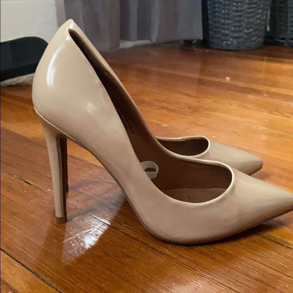 Nude pumps